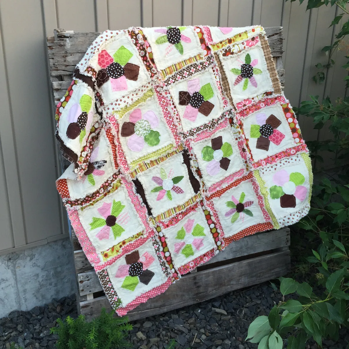 Applique Quilt Pattern with Flowers