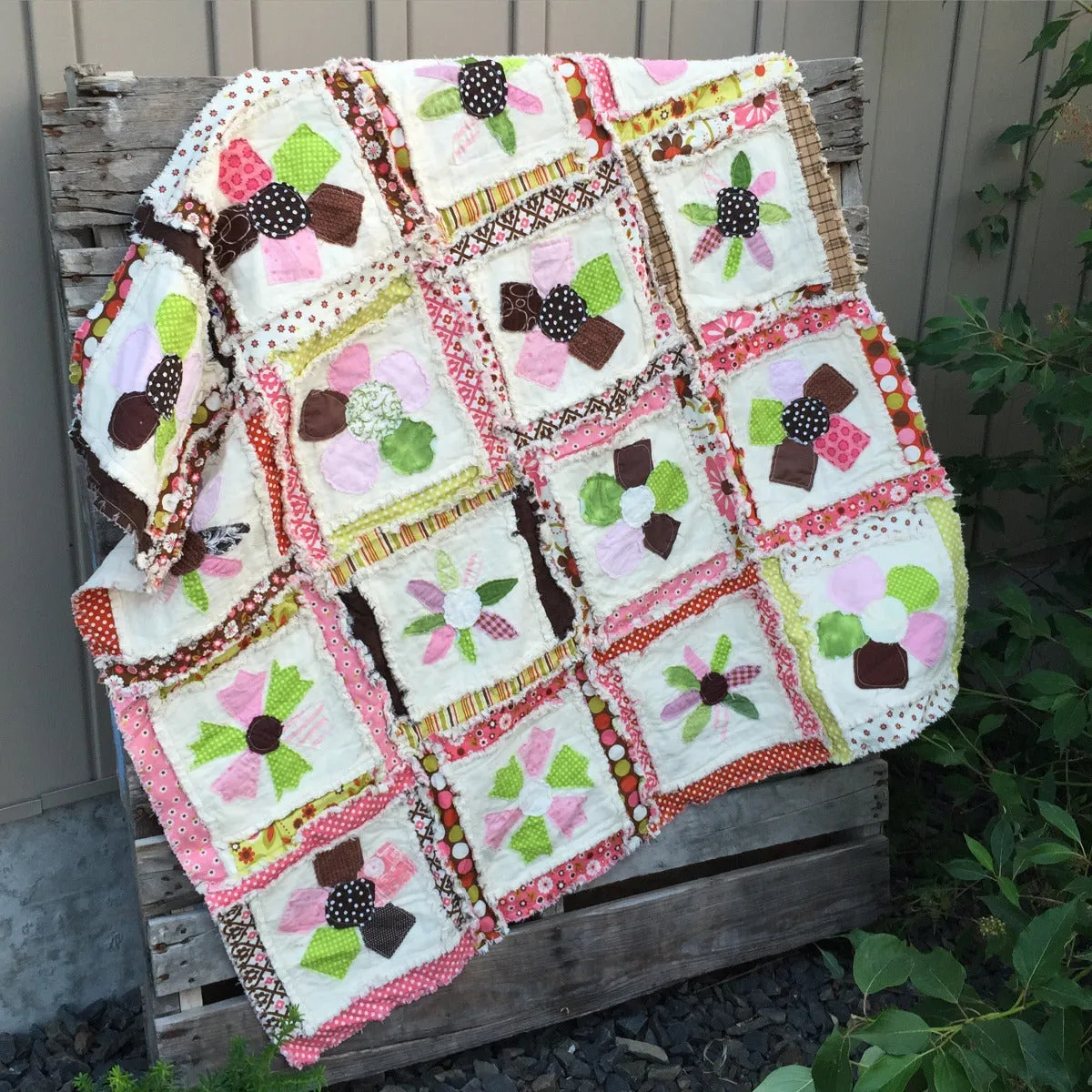 Applique Quilt Pattern with Flowers