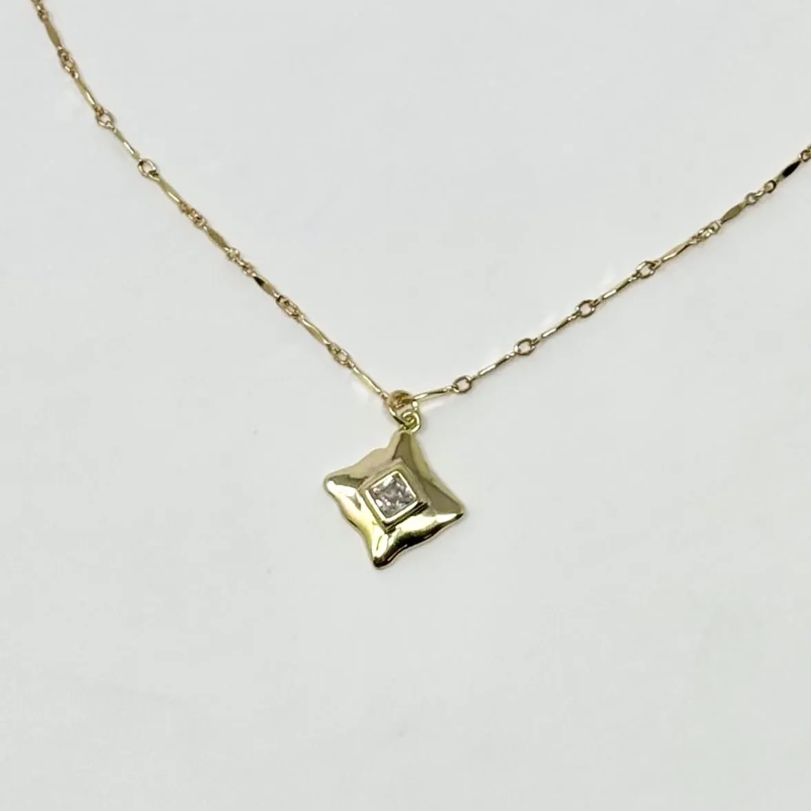 Audrey Captured Diamond Necklace | Bar Chain | Gold
