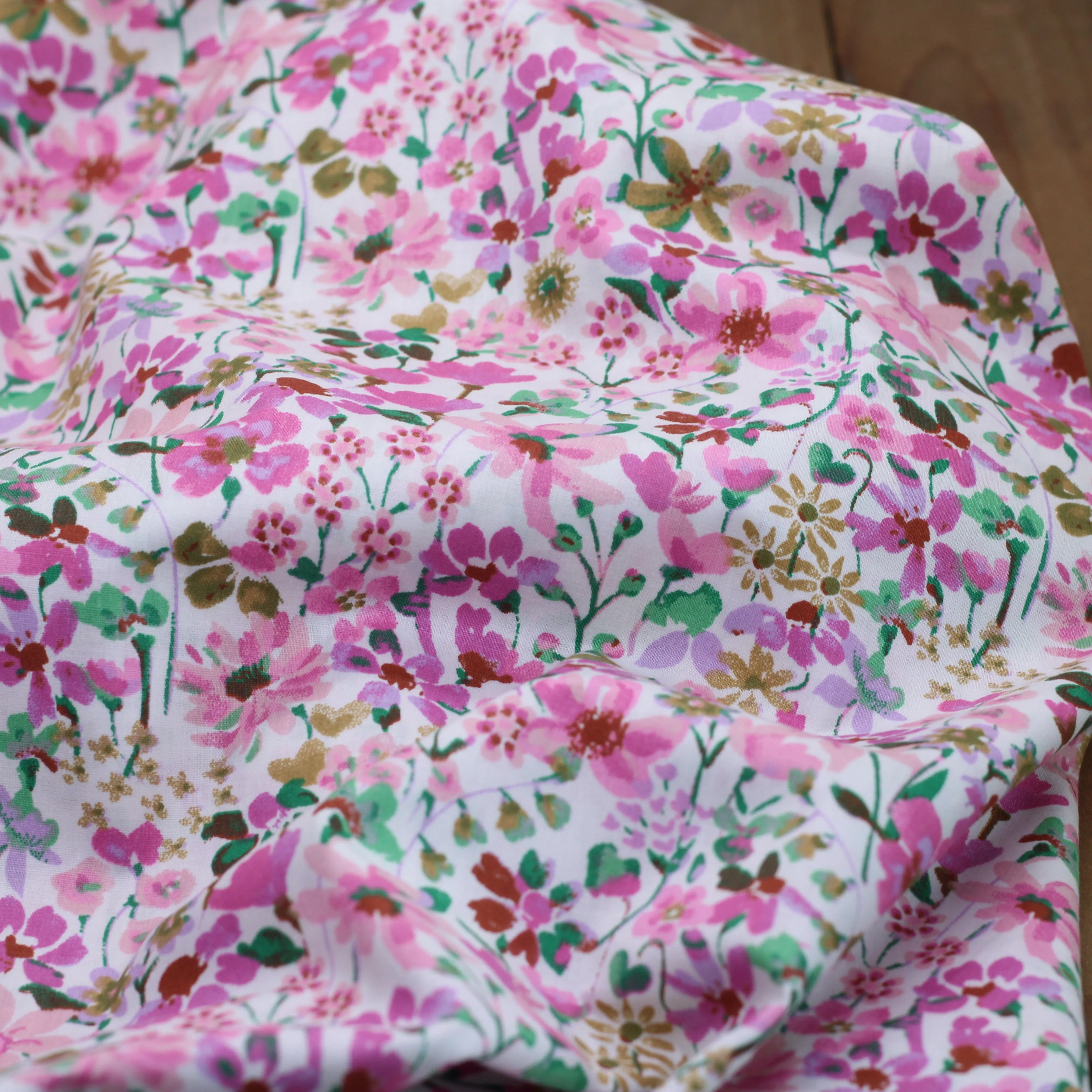 Tissu popeline de coton FLOWERS - BABY ROSE (Vendu x10cm)