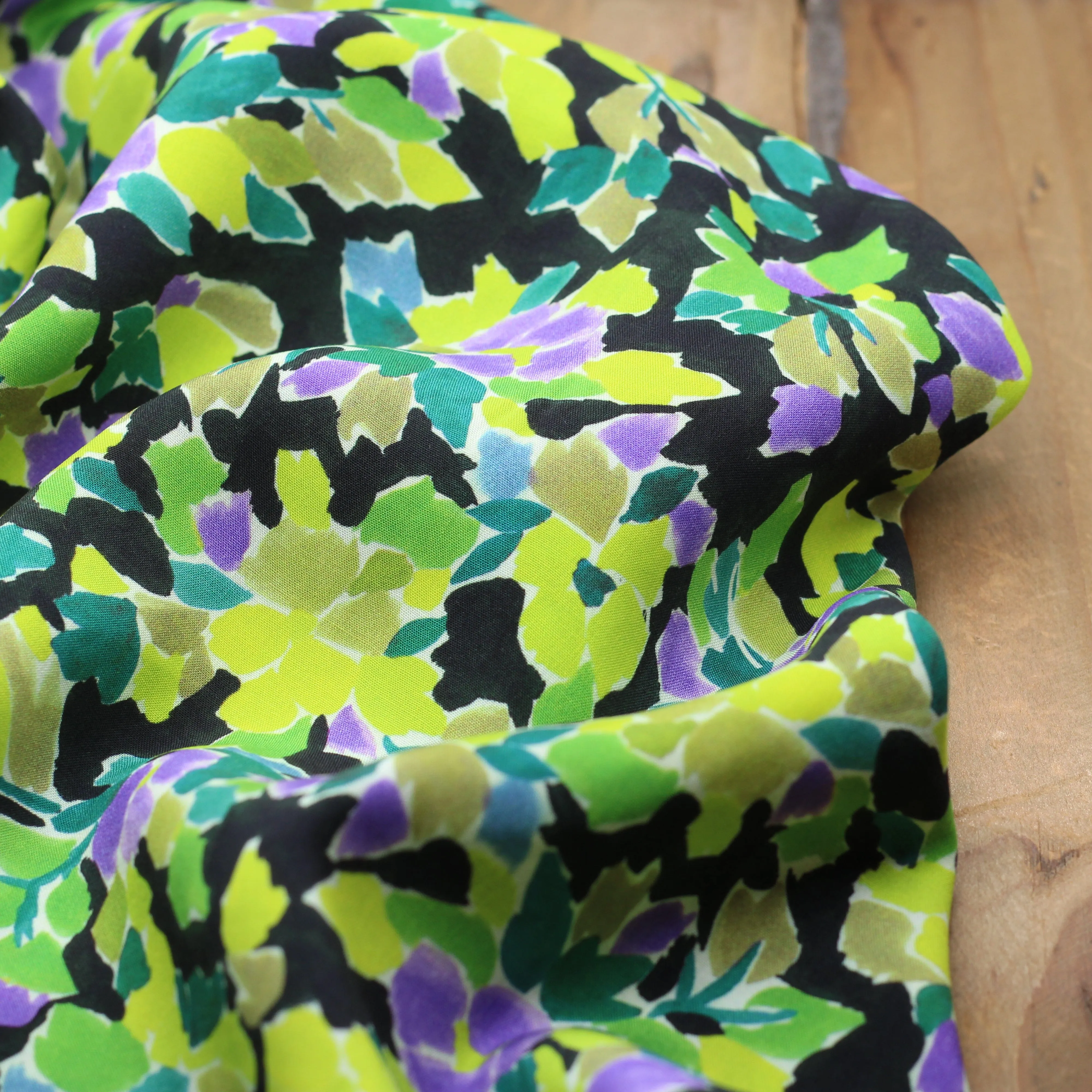 Tissu Viscose - GREEN FLOWERS - Vert (vendu x10cm)